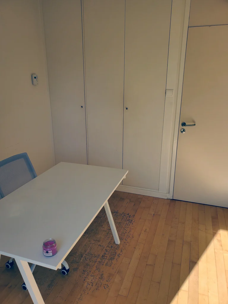 Bureau privé n° 02 : table de travail et placards intégrés