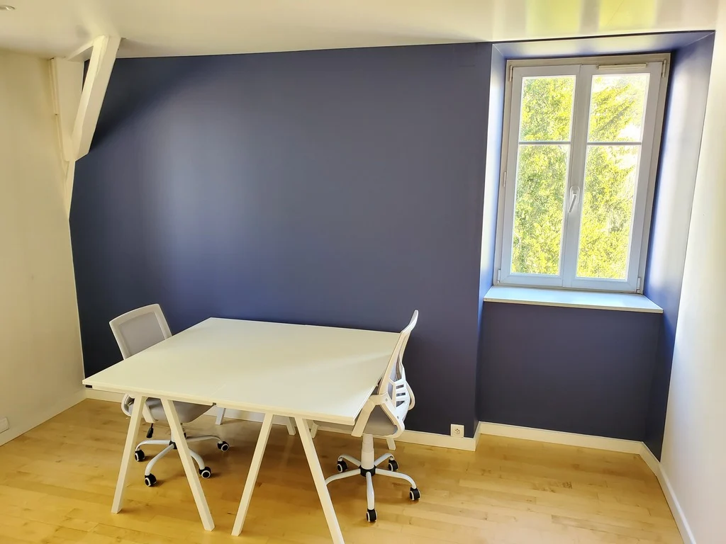 Bureau privé n° 06 : table de travail pour deux, mur bleu nuit et fenêtre