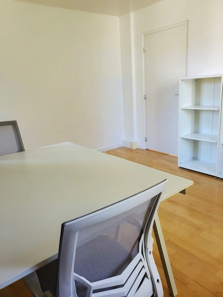Bureau privé n° 06 : table de travail et étagère de rangement