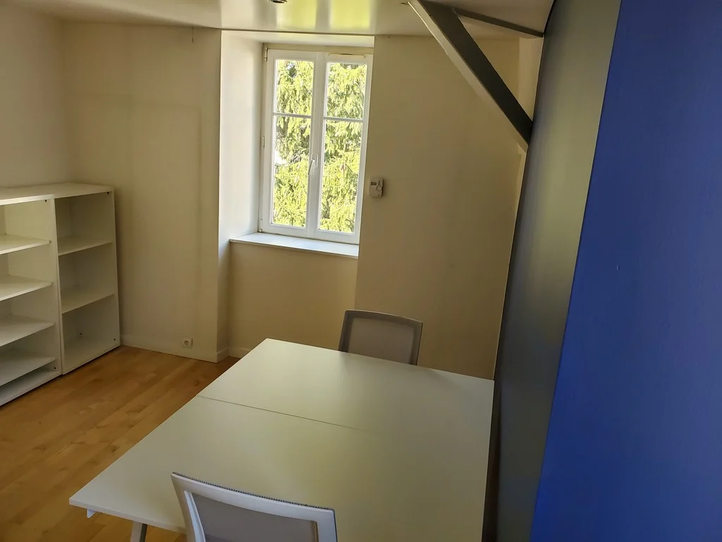 Bureau privé n° 06 : table de travail, étagères et mur bleu
