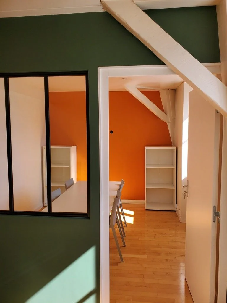 Entrée de la salle de réunion partagée et sa verrière