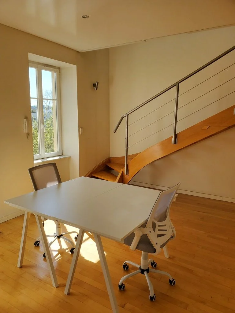 Bureaux ouverts n° 05 et 06 : table de travail partagée près de l’escalier