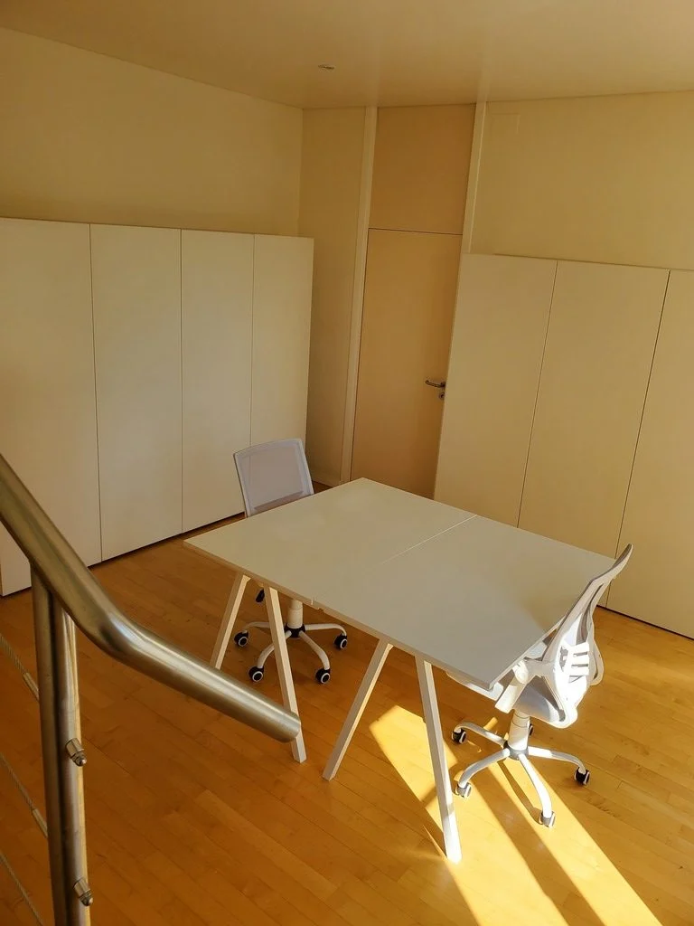 Bureaux ouverts n° 05 et 06 : table de travail partagée et placards