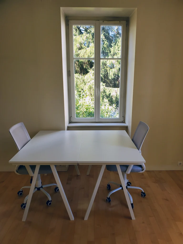 Bureau privé n° 04 : table de travail pour deux sous la fenêtre