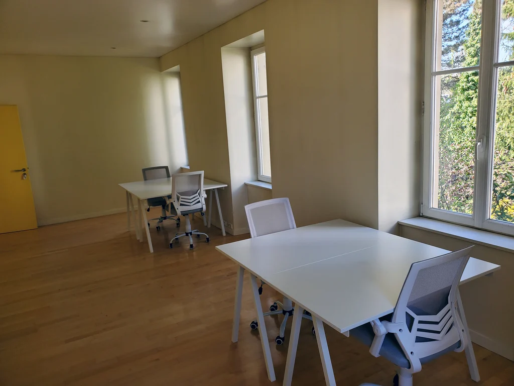 Bureau privé n° 04 : tables de travail et lumière naturelle