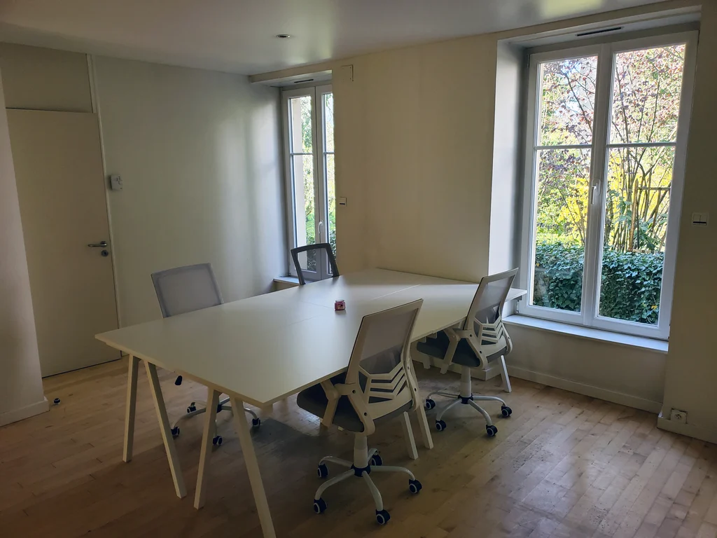 Bureaux ouverts n° 01 à 04 : grande table de travail partagée et fauteuils de bureau
