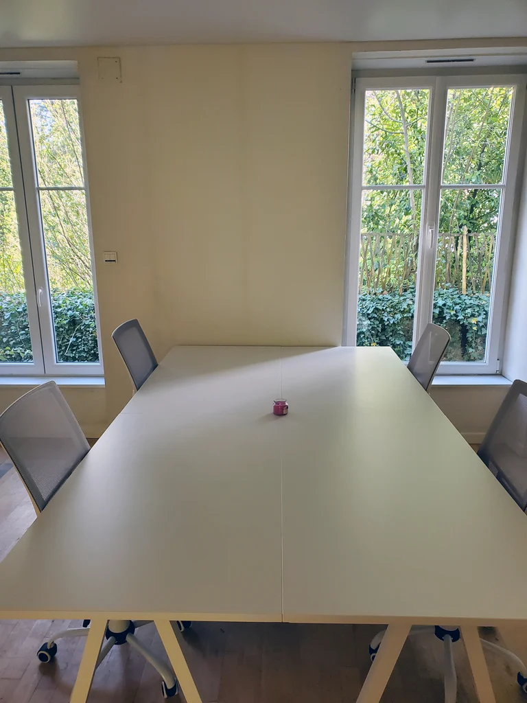Bureaux ouverts n° 01 à 04 : table partagée face aux fenêtres sur le jardin